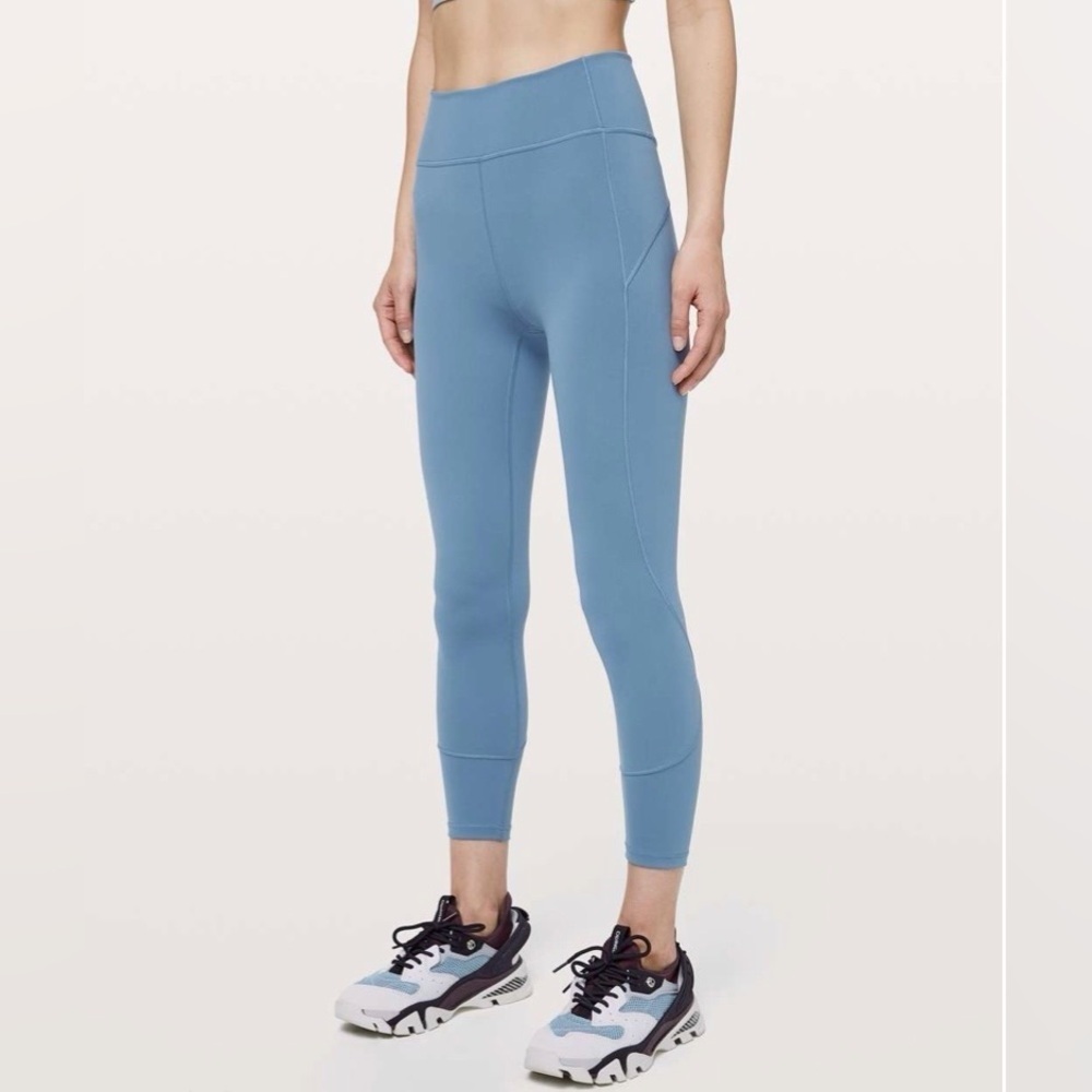 Lululemon In Movement 7/8 Tight *Everlux 25"
Utility Blue size 12